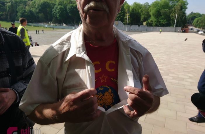 У Львові чоловік прийшов на Марсове поле у футболці з символікою СРСР