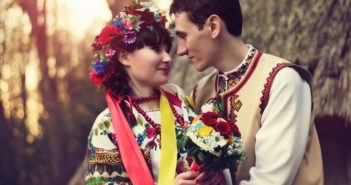 "Очі, як вишні в росі": які компліменти говорили колись українці