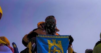 Прапор Львова вивісили на вершині Евересту. Фото