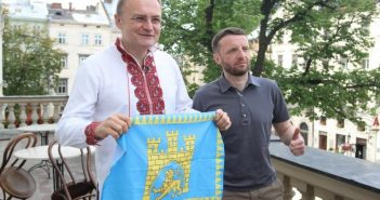 Львів’янину, який піднявся на Еверест, А. Садовий вручив «Золотий герб міста Львова»