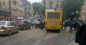 У Львові водій маршрутки втратив свідомість і виїхав на зупинку. Фото