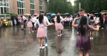 Зворушливо: Вальс українських випускників під дощем розчулив Мережу (відео)