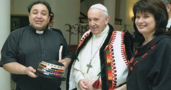 Папа Франциск приміряв гуцульське вбрання