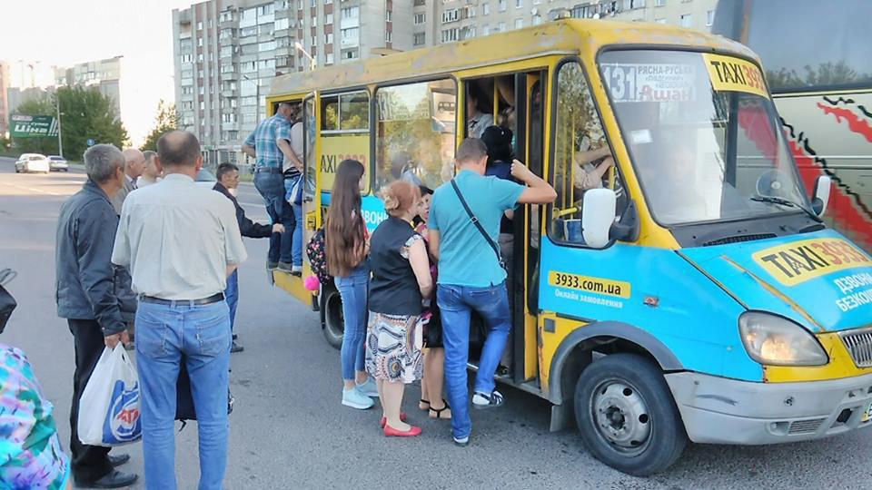 На фото мешканці штурмують приміський автобус 131, щоб потрапити у район вулиць Наукова та Виговського. натовп маршрутка