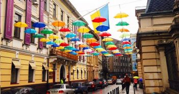 різнокольорові парасольки на Коперника 