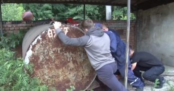 26 червня о 15:03 до Служби порятунку “101” надійшло повідомлення про те, що в м. Львові по вул. Данила Апостола, в бочку впало кошеня та не може самостійно вилізти. До місця виклику негайно виїхали рятувальники 2-ої державної пожежно-рятувальної частини м. Львів. По прибуттю до місця виклику виявилось що в бочці з відпрацьованим маслом впало кошеня і самостійно не може вибратись. Оцінивши ситуацію, один з рятувальників одягнув спеціальний захисний костюм, заліз в ємність та витягнув перелякану тварину назовні. Кошенятко повністю було мазуті, тож рятувальники відмили його та цілим і неушкодженим передали власнику.