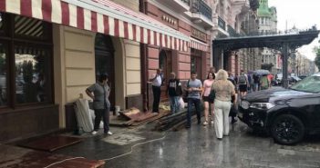 Біля Гранд готелю встановлюють незаконний літній майданчик. Фото
