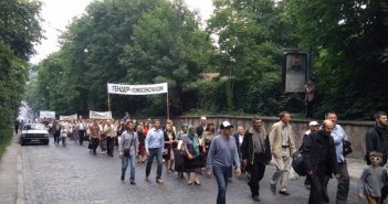 Лідери і прихильники секти "догналітів" без запрошення приєднались до ходи УГКЦ