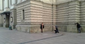 Біля львівської Опери провели еротичну фотосесію (ФОТО)
