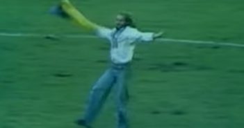 Синьо-жовтий прапор на матчі збірної СРСР в 1976 році
