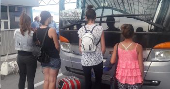 Львівські митники затримали торговців людьми, які везли жінок у сексуальне рабство