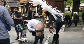 Відому у Львові «дівчину-ангела» затримали за розмальовування сідниць туристу
