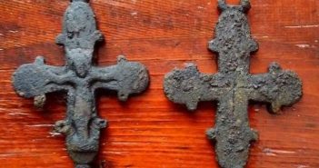 В середину таких хрестів вкладали мощі святих. Фото: risu.org.ua