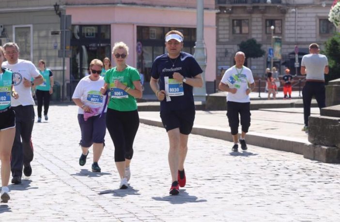 Мер Львова пробіг 2 км на підтримку Сенцова, а його дружина на підтримку «Джерела» та Пласту