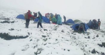 Рятувальники визволяли зі снігового полону туристів, яких застав сніг в горах Закарпаття (фото)
