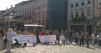 Львівську ратушу пікетують одразу три пікети
