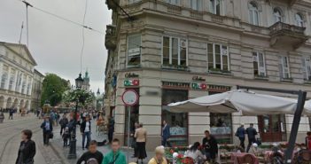 На площі Ринок частина фасаду будинку впала на іноземця