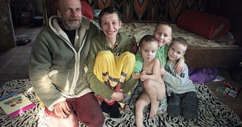 Чому сім’я на Львівщині живе відірвано від світу на хуторі і до чого тут Індія