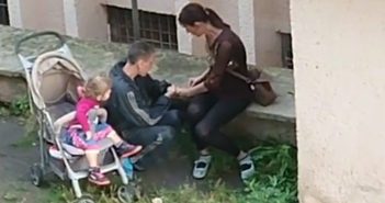 У Львові на відео зняли пару ймовірних наркоманів, яка кололись на очах у дитини (відео)