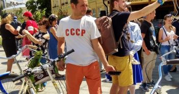 У Львові чоловік прийшов на ретро-свято в центрі міста у футболці з написом «СССР» (ФОТО)