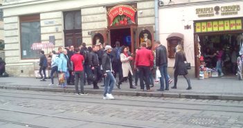 На площі Ринок знову встановили літній майданчик П’яної вишні. Фото