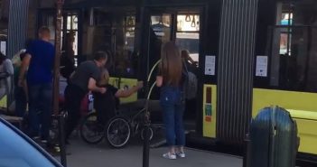 Молодець: у Львові водій трамвая №8 вийшов, щоб допомогти маломобільному пасажиру (відео)