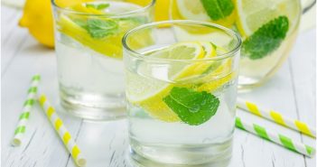 вода з м'ятою та лимоном мята