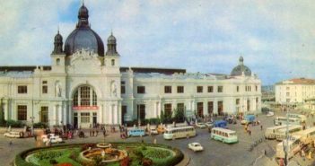 Вул. Чернівецька та Головний вокзал на пл. Двірцевій. Дата: 1950-1955. Колекція:Володимир Румянцев