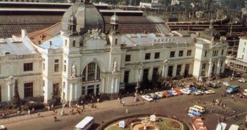 Будівля залізничного вокзалу, вулиця. Творець: В. Пилип'юк. Видавець: Видавництво «Радянська Україна», Київ. Дата: 1970-1980. Колекція: Центр міської історії Центрально-Східної Європи
