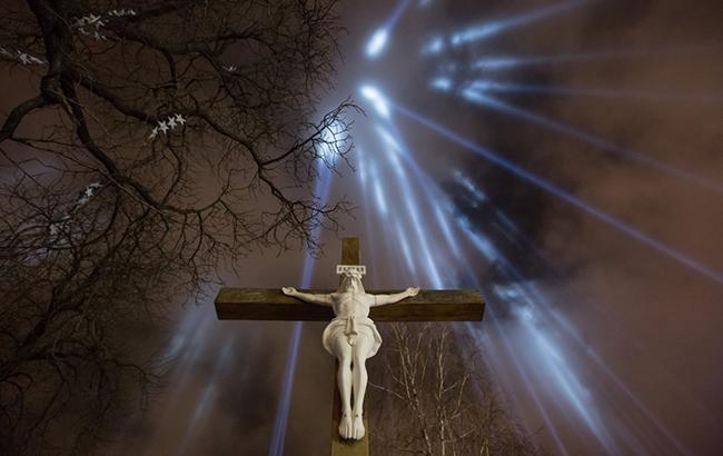Неймовірне богослужіння в Зарваниці: ходу вірян УГКЦ зі свічками зняли з висоти пташиного польоту
