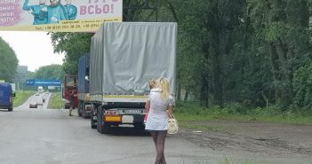 “Львів, 14.00 виїзд з об’їздної на Тернопіль, стоять “зірки” – ” простивипусти” обабіч дороги, одна з них з півторарічною дитиною!!!!!!”