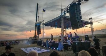 На адмінкордоні з Кримом «Бумбокс» заспівав «Наодинці», звертаючись до Сенцова