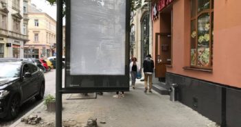 Вночі у центрі Львова демонтували встановлені на хідниках сітілайти
