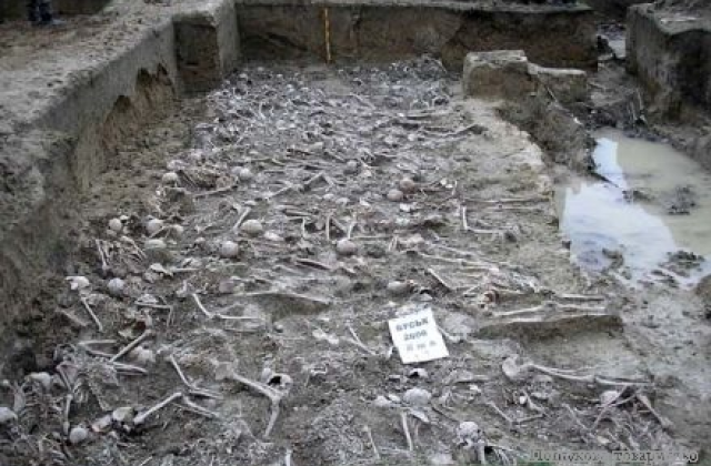 Археологічні розкопки неподалік єврейського кладовища. Було знайдено трупи сотень вбитих євреїв (Буськ, 2006 р.).