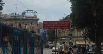 На Дорошенка почали встановлювати нові дорожні знаки