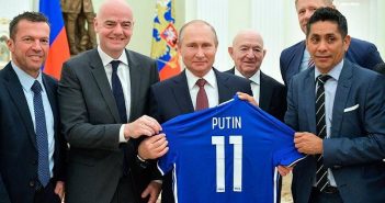 Президенту ФІФА Джанні Інфантіно дорікнули за футболку з написом «Путін»