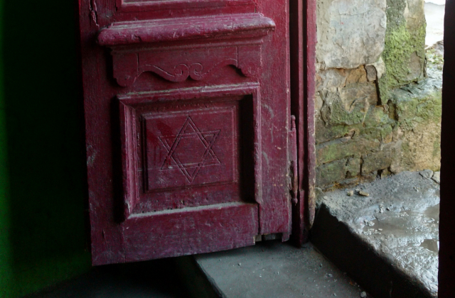 Зірка Давида на старих дверях синагоги (внизу).
