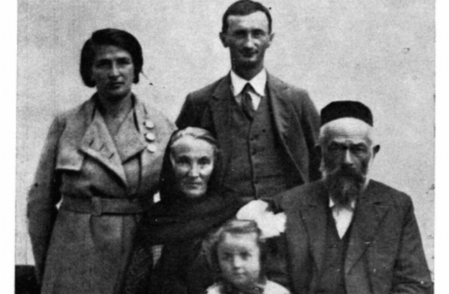 Єврейська сім’я. Фото міжвоєнного періоду. Можливо, хтось з них був розстріляний німцями.