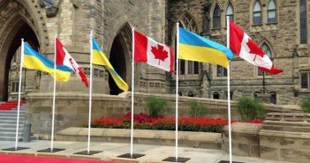 Фото: Прапори Канади і України біля будівлі кандского парламенту