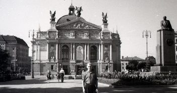 Львівський оперний театр та пам’ятник Леніну. Фото Анатолія Васильківського, 1956 р.