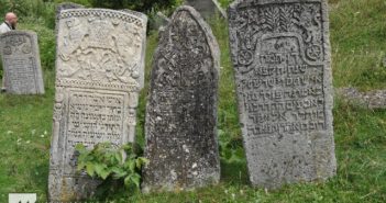 Мацеви на єврейському цвинтарі (кіркуті).
