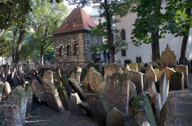 Найвідоміший та найдавніший єврейський некрополь розташований у Празі. Там, наразі, найстаріше поховання датується 1439 р., котре лише на 80 років давніше за те, що є у Буську.