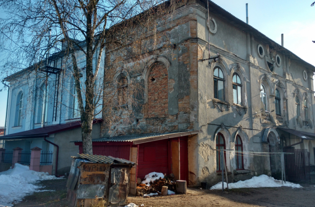 Будівля колишньої синагоги, де з лівої сторона розміщується “Дім євангелістів”, а з правої сторони – житловий будинок.