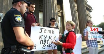 Активісти влаштували протест проти участі Марченко в проекті "Танці з зірками"