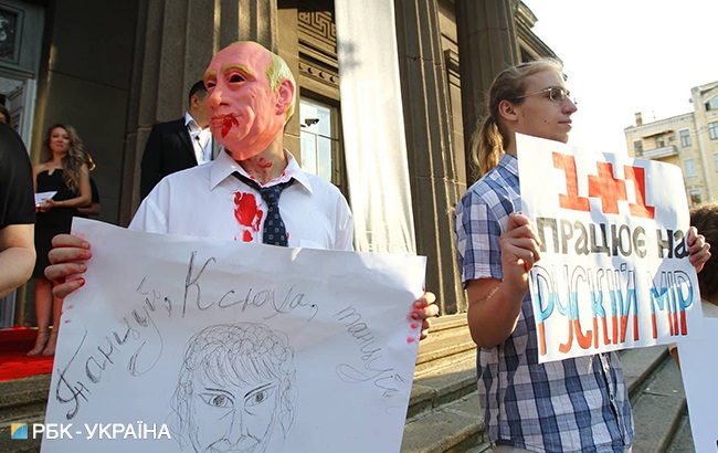Активісти влаштували протест проти участі Марченко в проекті "Танці з зірками"