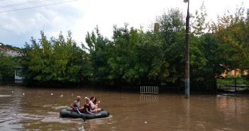 Ось цей чоловік, на надувному човні, рятував людей від потопу у Львові! Ми не знаємо як Вас звати, але знайте, що Ви ЛЮДИНА!