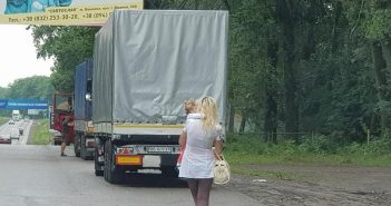 Жінка з дитиною на руках працює повією на трасі біля Львова