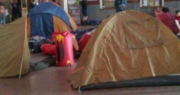 Обурені пасажири розбили наметове містечко на залізничному вокзалі