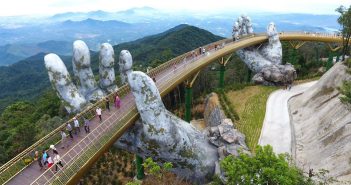 У В'єтнамі висотний міст, що виглядає наче з фільму "Володар кілець": його підтримують велетенські лодоні