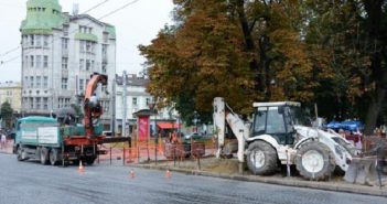 На проспекті Свободи зрізають дерева: в чому причина